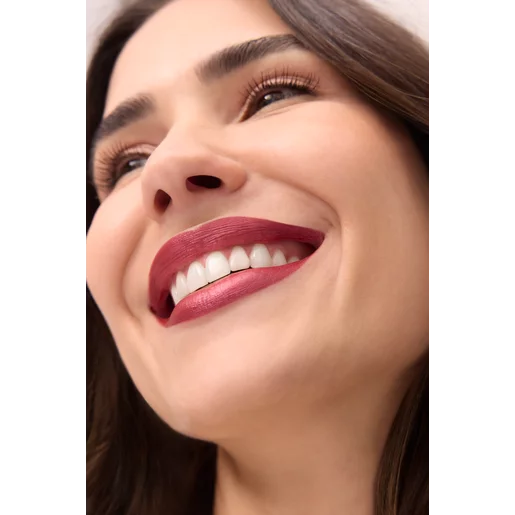 alcina-modell-make-up-trends-herbst-winter-lipstick-metallic-rose-F66087_srgb-webp